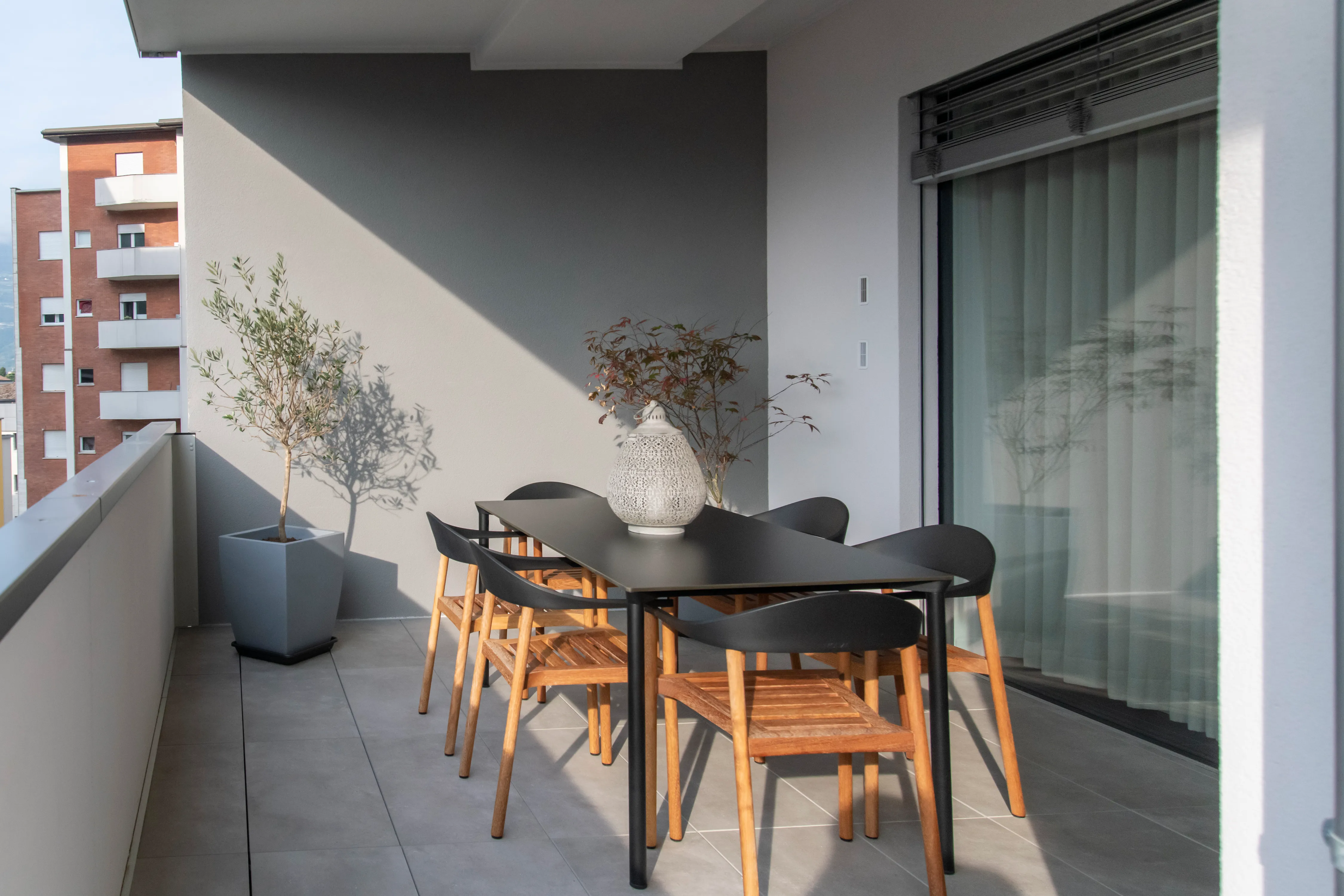 Una loggia con vista urbana